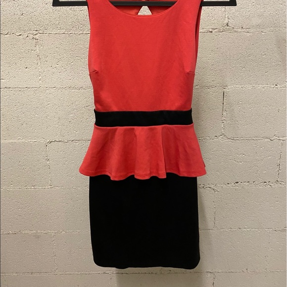 Woman’s Dress - Picture 4 of 4